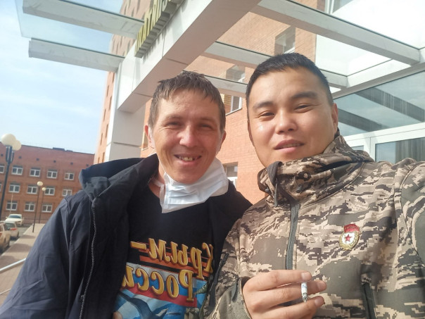 В сети появилось фото наших танкистов, уцелевших в боях под Угледаром после подбития танка