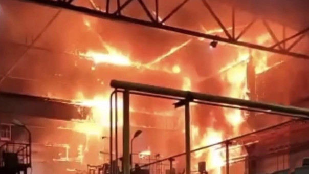 Пожар площадью 200 "квадратов" вспыхнул после взрыва на заводе в Подмосковье