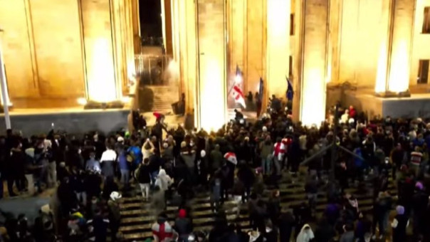 Майдан в  Тбилиси проходит под украинский гимн