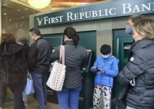 Байден, сбежавший от вопросов о банковском кризисе, ускорил падение акций американских банков