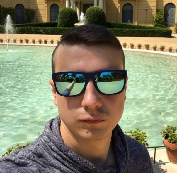 Бывший смоленский депутат-бизнесмен от КПРФ Анатолий Смирнов сбежал в Армению, прихватив с собой базу данных российских граждан