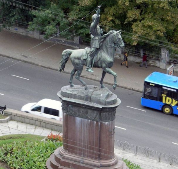 На Украине хотят снести памятник Щорсу, но лошадь оставить
