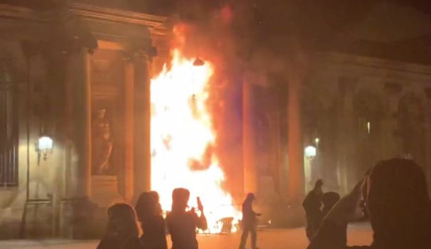 Франция в огне: 1 млн человек участвуют в антиправительственным протестах, протестующие поджигают правительственные здания