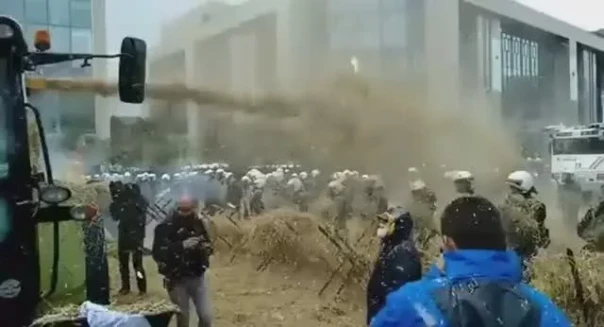 Голландские фермеры поливают полицию навозом