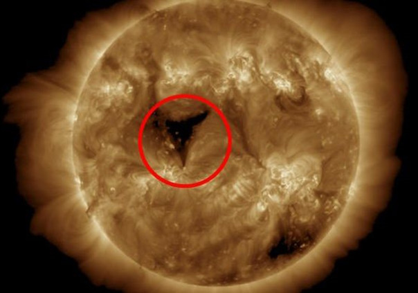 Дыра на Солнце: плазма из гигантского отверстия достигнет Земли в пятницу или субботу