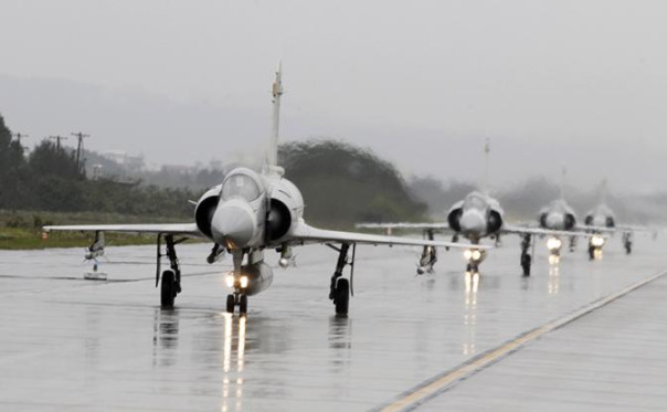 Макрон окрыляет Зеленского «Миражами»