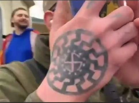 Толпа бесноватых рогулей глумилась над женщиной, молящейся у Киево-Печерской лавры