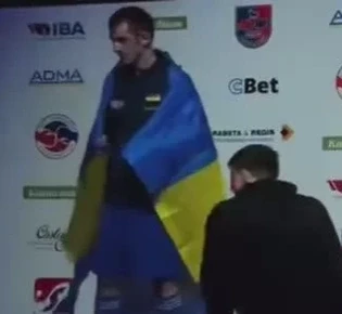 У украинского боксёра забрали флаг