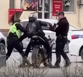 Мотоциклист не захотел стать водителем «Леопарда»