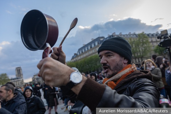 Французы подняли против Макрона пустые кастрюли