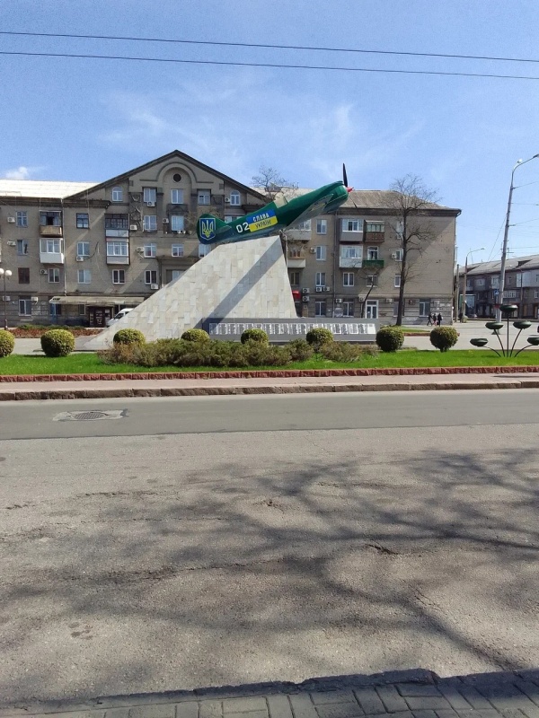 Прифронтовое Запорожье - реклама войны и ритуальных услуг