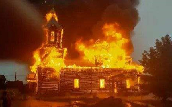 Сатанисты атакуют: Сожжён храм УПЦ в Николаевской области | Во Льввое снесли храм