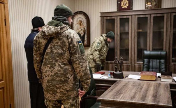 На Украине массово раздают повестки православным священникам — в том числе седовласому митрополиту Клименту, который официально представляет УПЦ