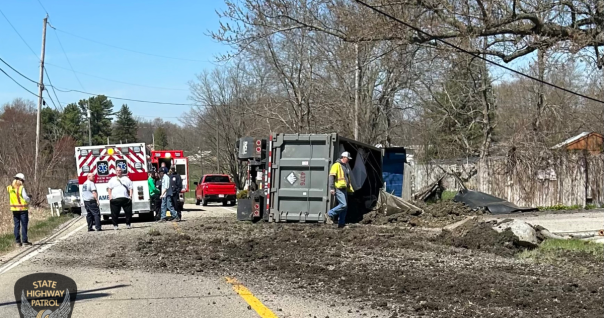 Грузовик с отравленной почвой перевернулся в Огайо