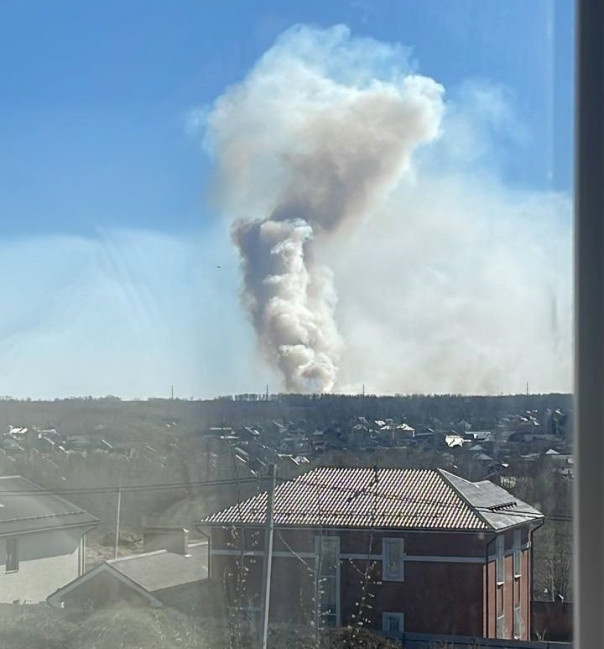 Столб дыма на полигоне танкового училища в Казани