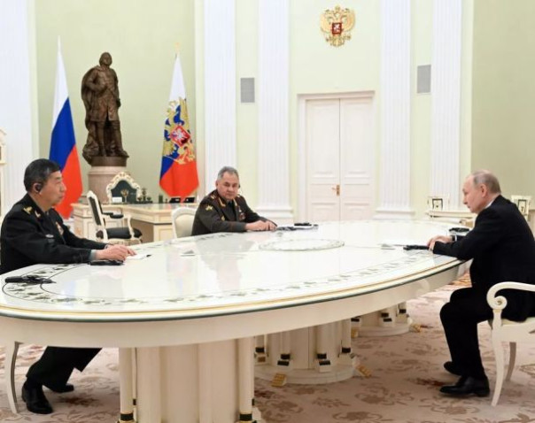 BI: Путин показал США «средний палец», приняв министра обороны КНР в Кремле