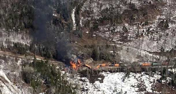 В США горит потерпевший крушение поезд…