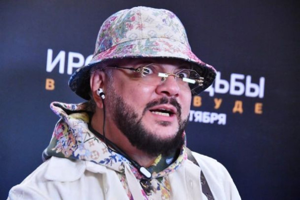 Киркоров после нападок Галкина* заявил, что готов ради сохранения мира пойти на фронт в прозрачных колготках