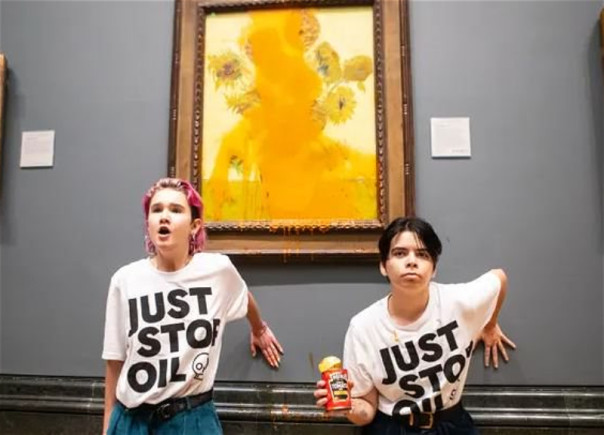 Облившим супом полотно Ван Гога экоактивисткам грозит до трех лет заключения