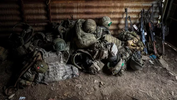 ВСУ бросают оружие и боеприпасы в Артемовске, заявил боец "Вагнера"