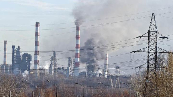 Небольшой дрон упал на территории НПЗ в Москве