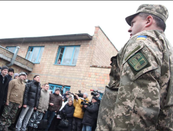 Зеленский поручил отправлять военкомов из тыла на фронт