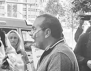 Шендеровича в Вильнюсе проукраинские активисты облили кетчупом