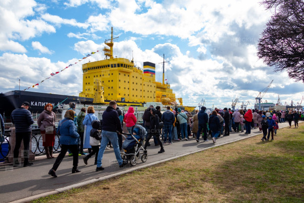 В Петербурге в рамках Фестиваля ледоколов показали  «вальс буксиров»