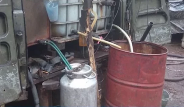 Сотрудники МВД Беларуси поймали двух жителей Гродненской области, которые смастерили огромный самогонный аппарат из УАЗ "Буханка"