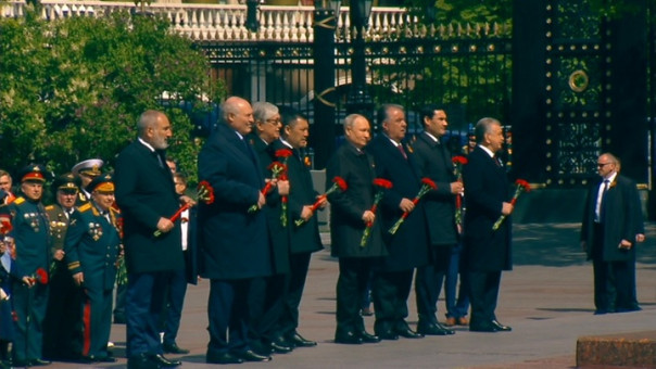 Президент России и лидеры государств возложили цветы к Могиле Неизвестного Солдата