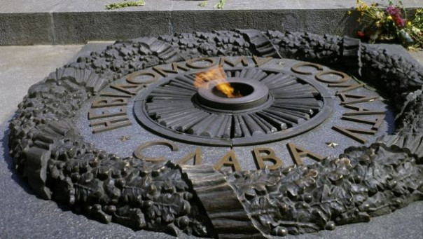 Подходят, кладут цветы, уходят. СМИ сообщили, что на самом деле происходит в Киеве в День Победы