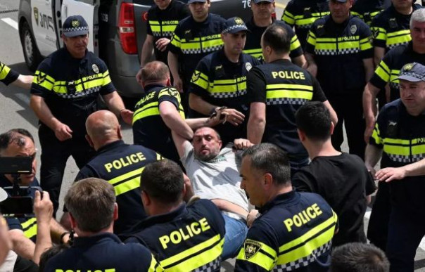 Оппозиция попыталась прорвать полицейский кордон в Тбилиси после приземления первого самолета из России