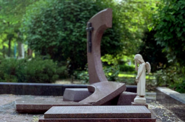 В Горловке ночью вандал разбил Мемориал погибшим мирным жителям города