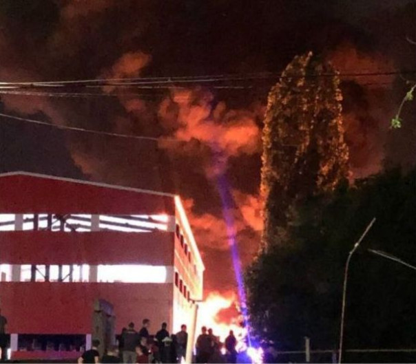 Сильный пожар в Воронеже — загорелся склад с пластиком на улице Цимлянской.