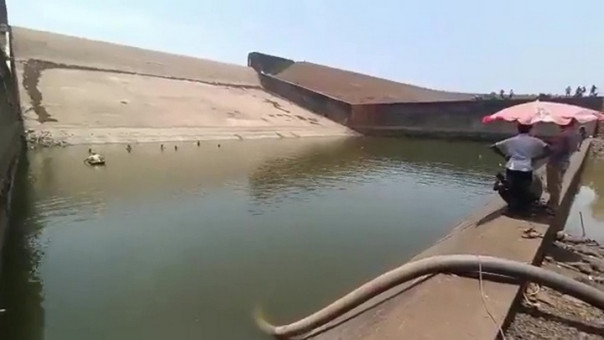 Индийский чиновник осушил водоем ради спасения телефона