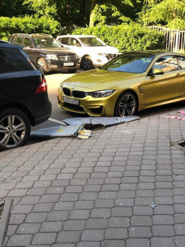 В Москве в течение утра были повреждены три жилых дома в результате атаки беспилотников.