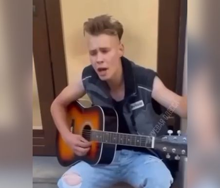 Во Львове дама с ярко выраженной мовой головного мозга докопалась до уличного музыканта, который пел Цоя под гитару.