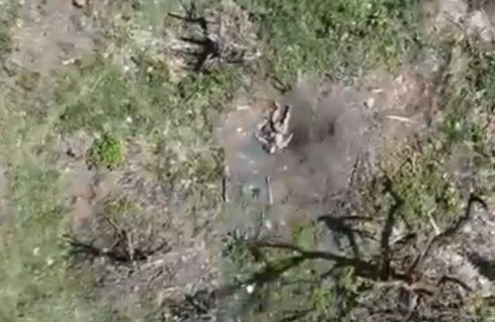 Война - это страшно. 18+ Очень жестко. Укрофашисты добивают нашего раненого бойца.