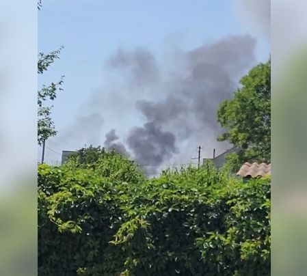 Укрофашисты массированно обстреливают Скадовск и Геническ, над жилыми кварталами города поднимается столб черного дыма