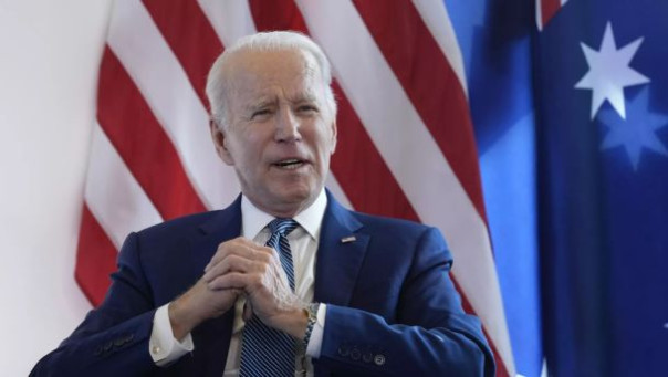 Байден упал во время выпускной церемонии академии ВВС США