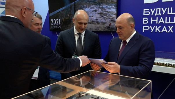 У Мишустина на конференции ЦИПР отобрали планшет и швырнули его об пол