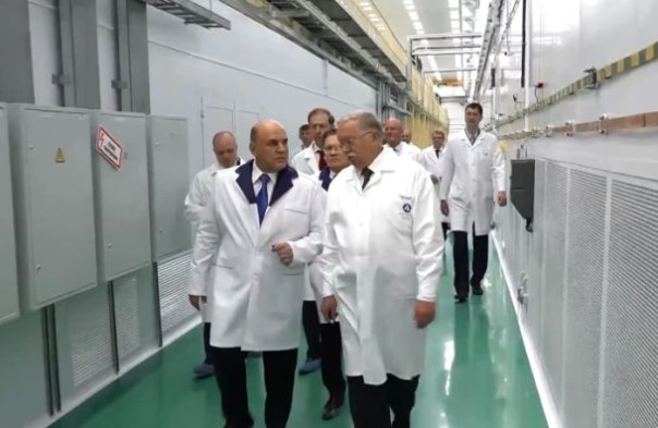 Мишустин осмотрел в Сарове самую мощную в мире лазерную установку