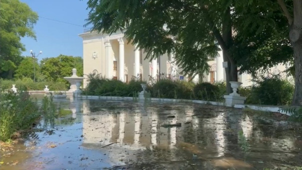 Жители Новой Каховки начали возвращаться домой после затопления | Вода, продукты и антисептики. Спасатели везут в зону бедствия самое необходимое