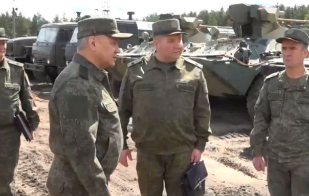 Шойгу на арсеналах и базах хранения Западного военного округа проверил подготовку техники к отправке в зону спецоперации.