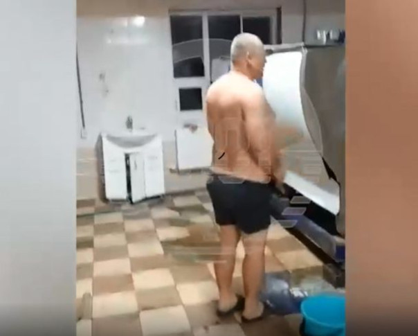 "Пейте дети молоко - будете здоровы! ©". Фермер и чиновник искупались голяком в чане с молоком на заводе под Ростовом