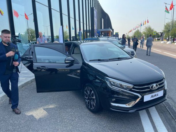 Силуанов и Греф устроили на ПМЭФ тест-драйв Lada Aura