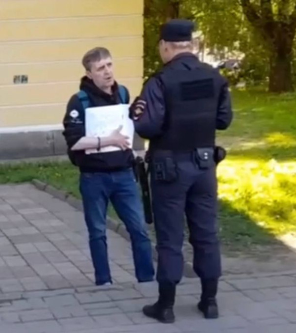 Пьяный мужчина ночью ломился в пункт сбора контрактников в Санкт-Петербурге и угрожал его поджечь