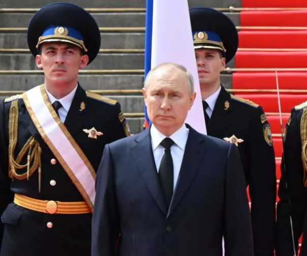 "Вы фактически остановили гражданскую войну". Путин обратился к военнослужащим в Кремле