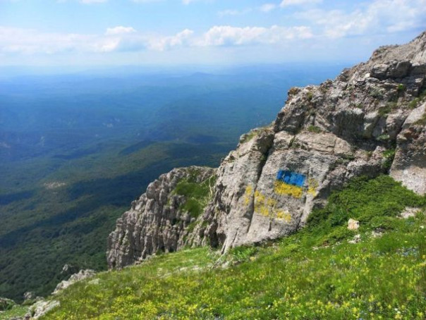 Великие укры загадили вершину крымской горы Чатыр-Даг своей наскальной живописью