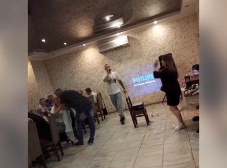 "Выйди отсюда нах**!" Из киевского кафе вытолкали укроозабоченную, сделавшую замечание из-за песни Лепса